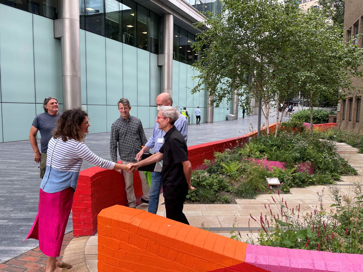TeamLondonBdg's tweet photo. 🌸Today we showed off our green spaces to the @LondonInBloomUK judges! From SuDS rain gardens to pocket parks, each space makes up a mosaic of greenery + biodiversity in LB, all created &amp; cared for by brilliant individuals + organisations in our community

Thanks to all involved! https://t.co/EespsIYfkk