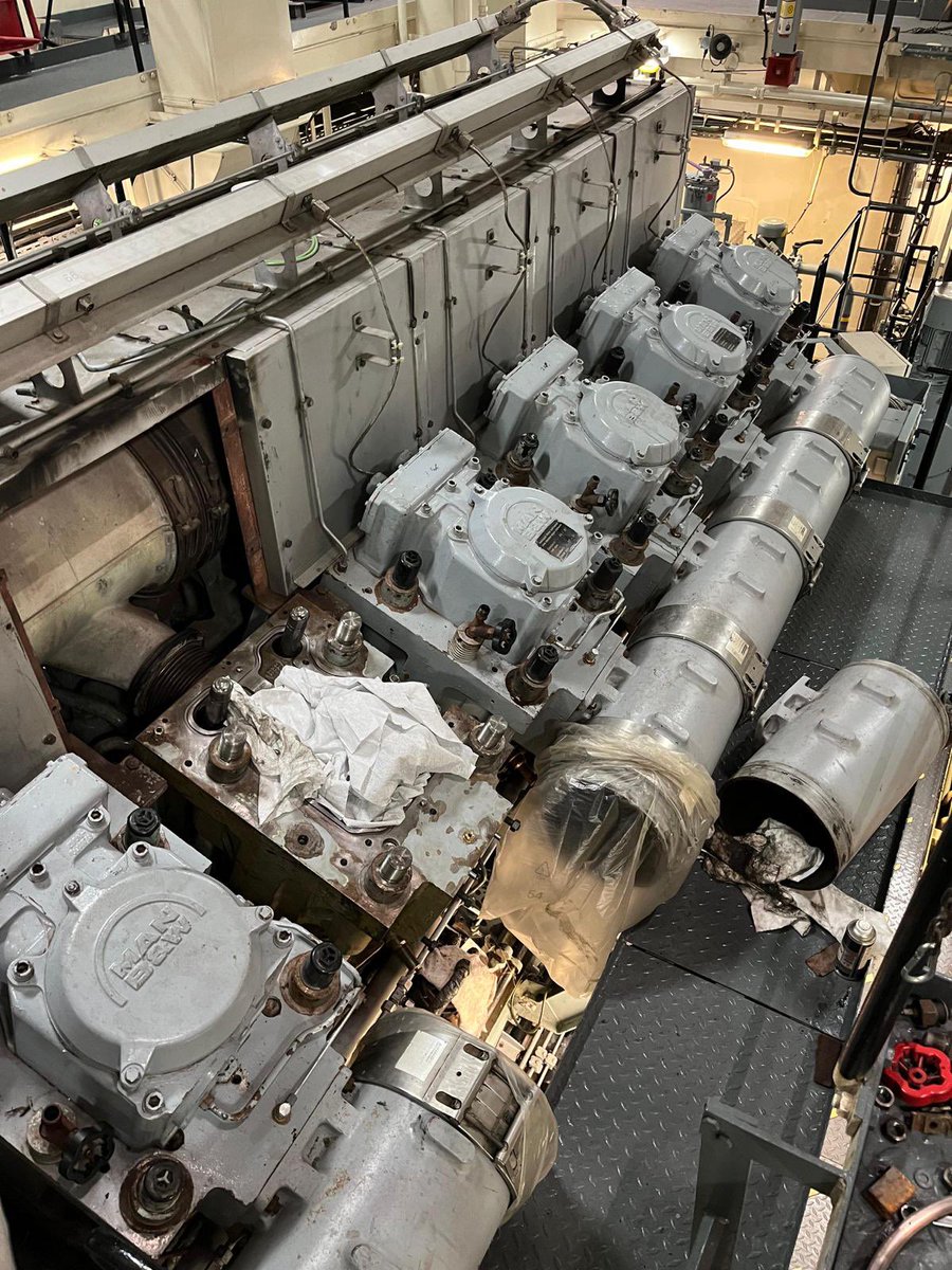 deu_flotilla2's tweet photo. #Truppeninstandsetzung in der #EF2: Wechsel eines defekten #Zylinderkopf|es an Bord #Einsatzgruppenversorger FRANKFURT AM MAIN durch die #Schiffstechnik. Der #Zylinder hat einen #Hubraum von 32 Litern & wiegt ca. 750 kg. #WirSindMarine #EinsFltl2: Wo #Beruf auf #Hingabe trifft! https://t.co/Lw8DgVhKTN