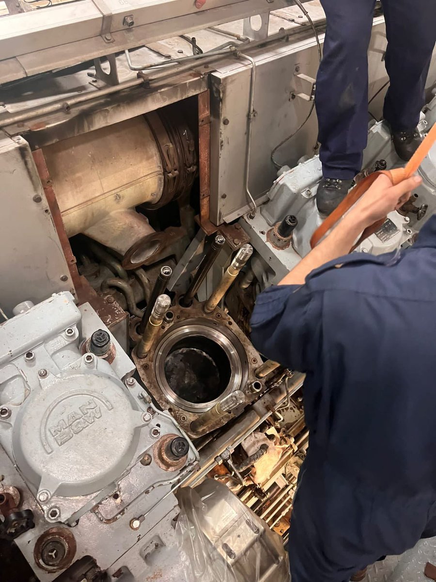 deu_flotilla2's tweet photo. #Truppeninstandsetzung in der #EF2: Wechsel eines defekten #Zylinderkopf|es an Bord #Einsatzgruppenversorger FRANKFURT AM MAIN durch die #Schiffstechnik. Der #Zylinder hat einen #Hubraum von 32 Litern & wiegt ca. 750 kg. #WirSindMarine #EinsFltl2: Wo #Beruf auf #Hingabe trifft! https://t.co/Lw8DgVhKTN