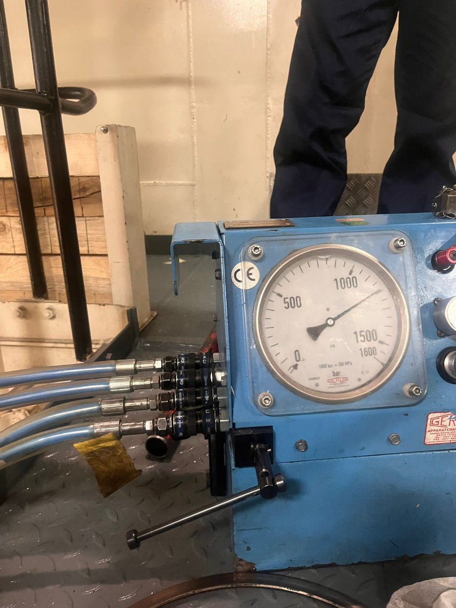 deu_flotilla2's tweet photo. #Truppeninstandsetzung in der #EF2: Wechsel eines defekten #Zylinderkopf|es an Bord #Einsatzgruppenversorger FRANKFURT AM MAIN durch die #Schiffstechnik. Der #Zylinder hat einen #Hubraum von 32 Litern & wiegt ca. 750 kg. #WirSindMarine #EinsFltl2: Wo #Beruf auf #Hingabe trifft! https://t.co/Lw8DgVhKTN