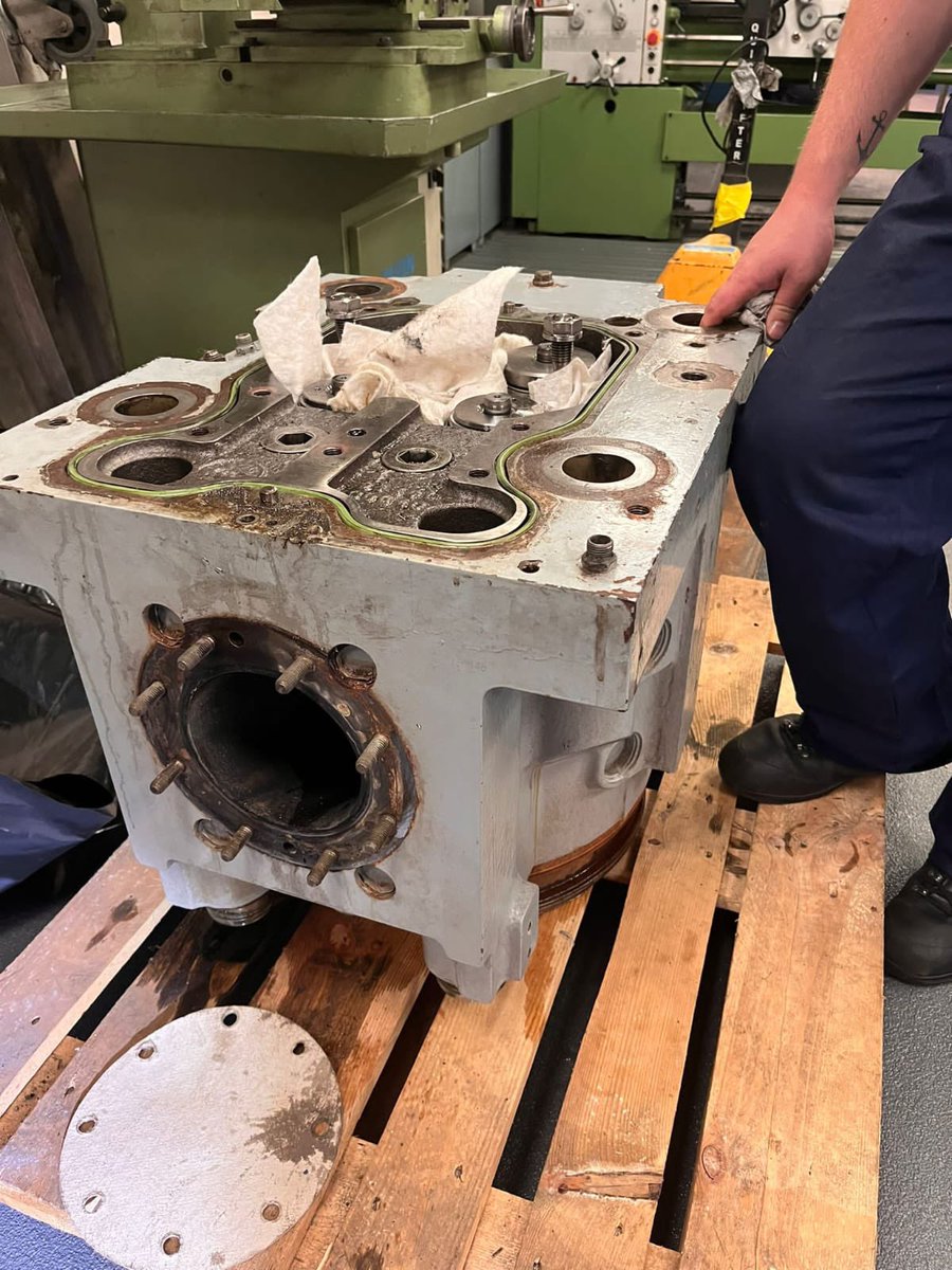 deu_flotilla2's tweet photo. #Truppeninstandsetzung in der #EF2: Wechsel eines defekten #Zylinderkopf|es an Bord #Einsatzgruppenversorger FRANKFURT AM MAIN durch die #Schiffstechnik. Der #Zylinder hat einen #Hubraum von 32 Litern & wiegt ca. 750 kg. #WirSindMarine #EinsFltl2: Wo #Beruf auf #Hingabe trifft! https://t.co/Lw8DgVhKTN