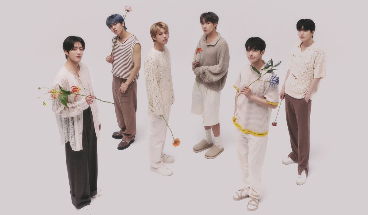 __eviternity__'s tweet image. 솔직히 동생라인은 꽃 뭔지 모르겠는데 형 라인 꽃들 비슷한거로 꽃말 찾아봐서 본 결과로는 이거 같음,,,

성규 : 카라
순수, 천년의 사랑

동우 : 장미
행복한 사랑, 맹세

우현 : 거베라
신비로움