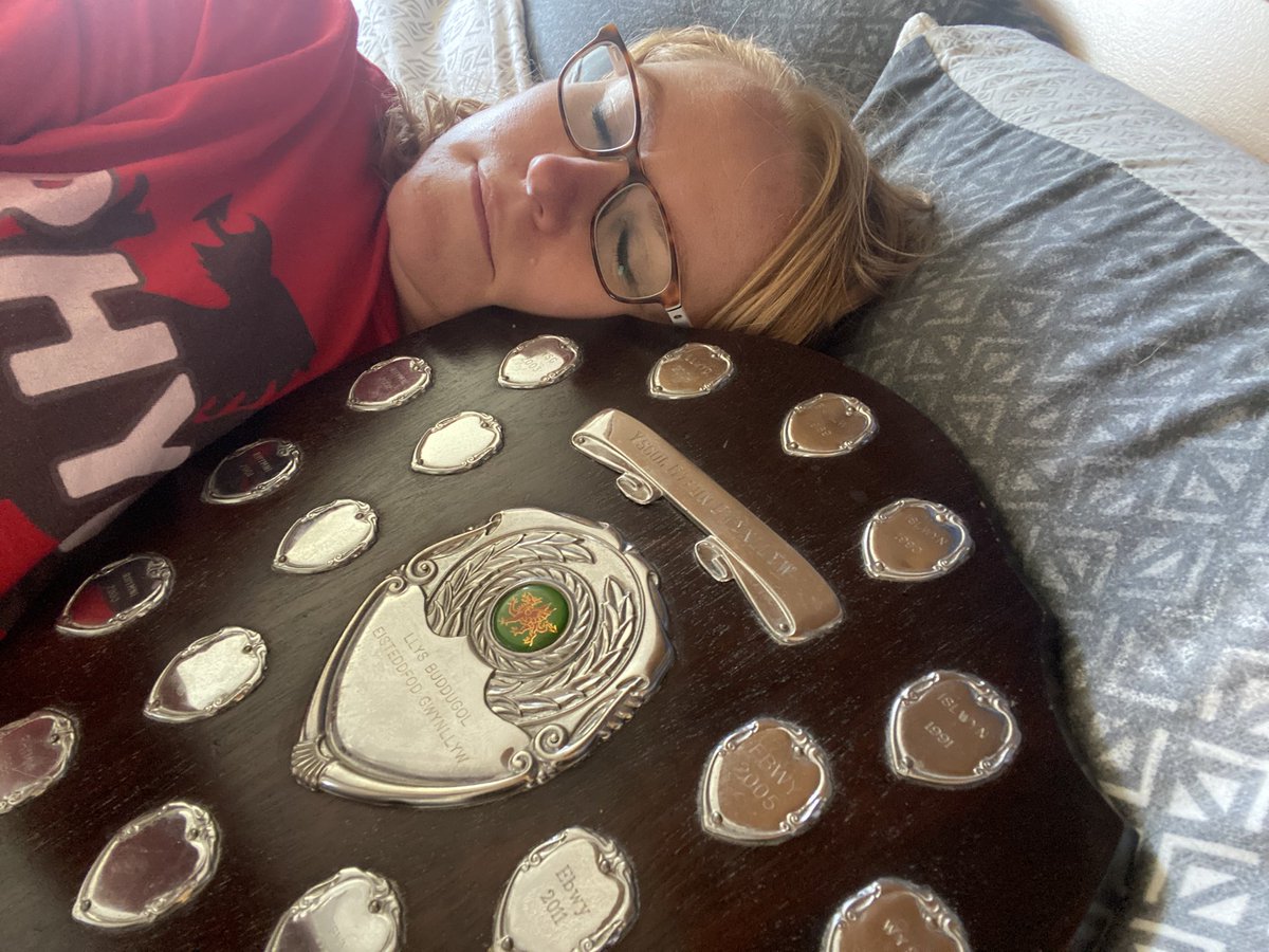 Ar ôl diwrnod tu hwnt o fendigedig, prysur a llwyddiannus, mae Miss Rees a’r darian wedi blino’n shwps! Eisteddfod wych <a href="/YsgolGwynllyw/">Ysgol Gymraeg Gwynllyw</a> Diwrnod i’w gofio a’i drysori! #cymry #cydweithio #untîmunteulu