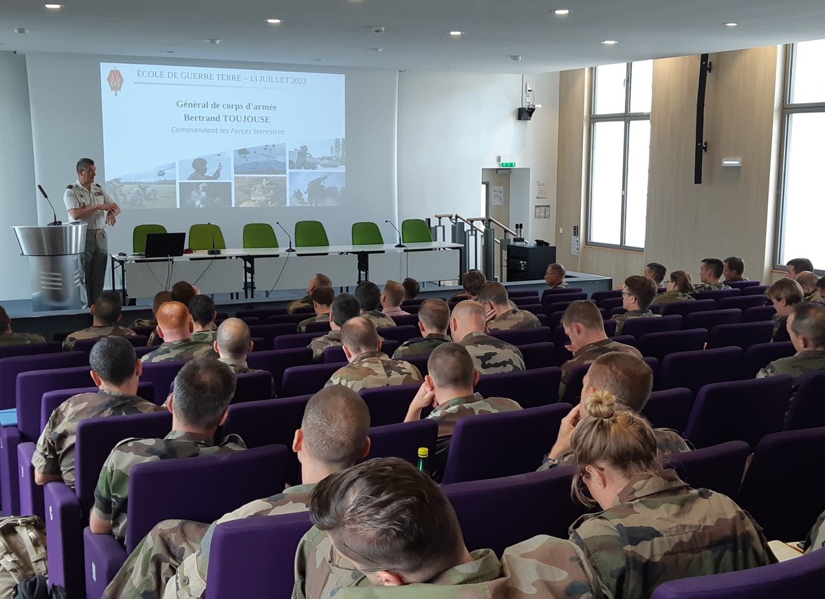 CommandementFOT's tweet image. Temps d'échange important entre le GCA TOUJOUSE #ComFT et les officiers stagiaires de l'@EdgTerre ! L'occasion pour le général d'aborder les sujets majeurs en cours et à venir pour les FT avec ces officiers appelés à des hautes responsabilités en 🇫🇷et à l'étranger. @armeedeterre