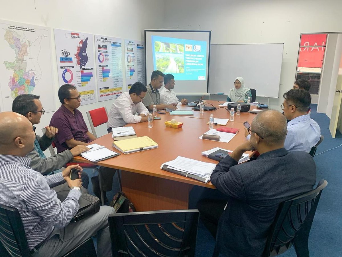 Rodziah_Ismail's tweet photo. Mendengar Taklimat Status Terkini Projek Pembinaan Lebuhraya EKVE. Semua pihak turut sama, MPAJ, LLM,JKR, wakil EKVE juga. Saya nak tengok Januari 2024 EKVE dah boleh digunakan. Isu2 berkaitan, perlulah segera di selesaikan.
#PesonaAmpang
#RodziahIsmail https://t.co/fEYDOZwgqA