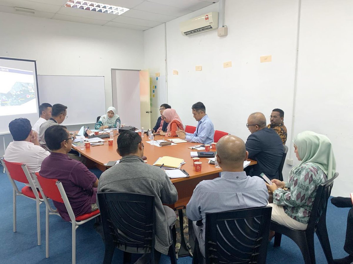 Rodziah_Ismail's tweet photo. Mendengar Taklimat Status Terkini Projek Pembinaan Lebuhraya EKVE. Semua pihak turut sama, MPAJ, LLM,JKR, wakil EKVE juga. Saya nak tengok Januari 2024 EKVE dah boleh digunakan. Isu2 berkaitan, perlulah segera di selesaikan.
#PesonaAmpang
#RodziahIsmail https://t.co/fEYDOZwgqA