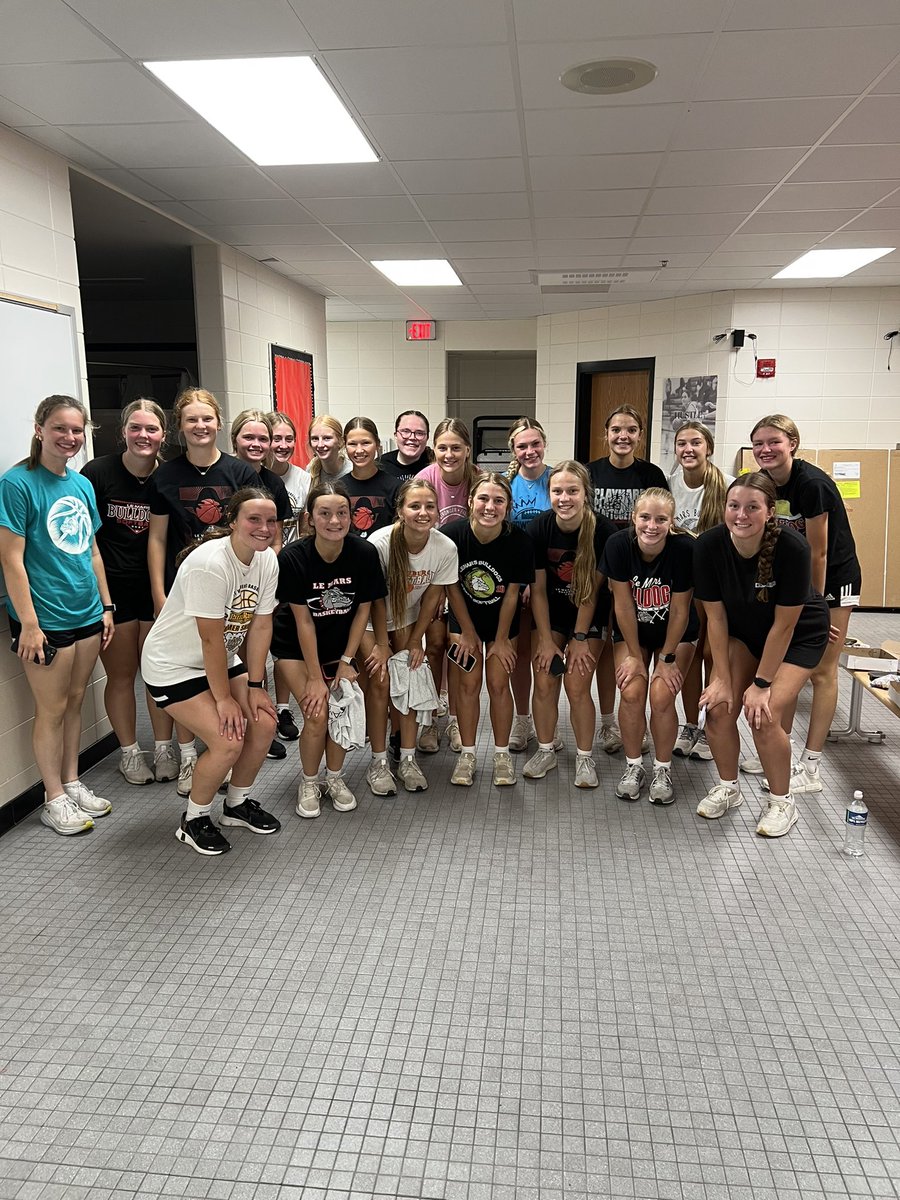 LeMarsGirlsBB's tweet photo. Team Conditioning Challenge! Our girls got in groups of 4 &amp; tried to complete everything on the scavenger hunt list by running around town. Thank you to our local businesses for participating in some tasks. Winning group got a gift card &amp; T-shirt from American Bank 😎#teambonding https://t.co/Ubgz7GJsMc