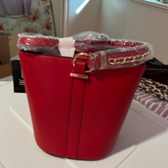 stephstarr71's tweet photo. So good I had to share! Check out all the items I'm loving on @Poshmarkapp from @butafly21 #poshmark #fashion #style #shopmycloset #toryburch #michaelkors: https://t.co/jwOl6UxIdl https://t.co/pOa9E3xHKD