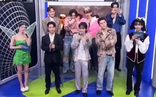 baekiosh's tweet photo. EXO mandó un mensaje a JONGIN, dijeron que sienten un vacío sin él y lo extrañan 🥹🤍

Minseok: “Kai, ¿estás mirando? En primer lugar, trabajaste duro y no pensé que sería así sin ti, pero ya que estamos aquí, sentimos tu espacio vacío. Regresa pronto. ¡Te extrañamos Kim Kai! (+) https://t.co/yXLxVnEeAb