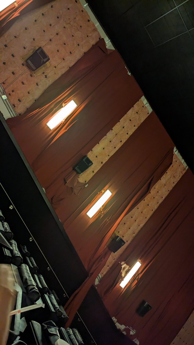 jmlizarraga's tweet photo. @ApoyoCinemex que onda con estas instalaciones. 108 pesos la entrada y te encuentras con esto. No me jodan. Y nadie te da la cara. Fue en city Center Villahermosa. Espero respuesta https://t.co/MlgQqe39uh