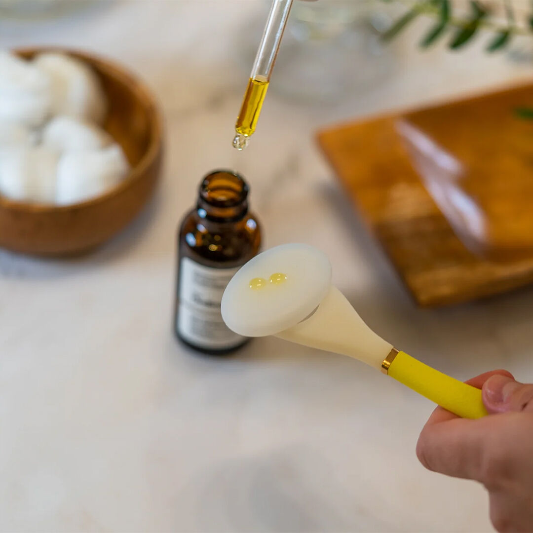 PolishedDaily's tweet photo. DEPUFF. SMOOTH. MASSAGE. @lunaescentskin multipurpose tool for self-care and germ free product application. Freeze the pads for skin depuffing, heat the pads for a better absorption of oils and serums.

For members only:
➝ LIVE NOW AT 50% OFF on https://t.co/osVIq5Atwn https://t.co/yrW0Na8TkF