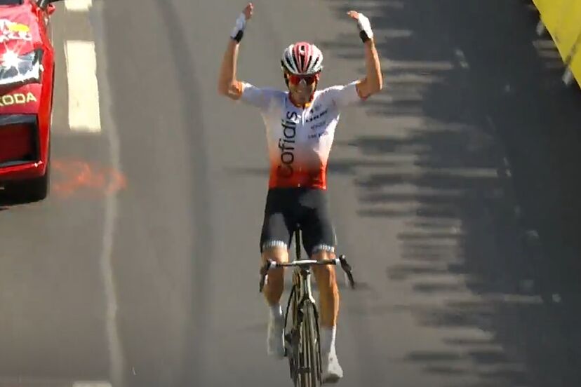 Mosturotz's tweet photo. Etapa irabazlaren ohiko elkarrizketan @LeTour-eko kazetariak Ion Izagirreri:

"Grand Depart en el País Vasco, victoria de Pello Bilbao, hoy tú... ¿Es un tour vasco?"

Gora euskal txirrindularitza!

#BasquePride https://t.co/enQwDwI8uj