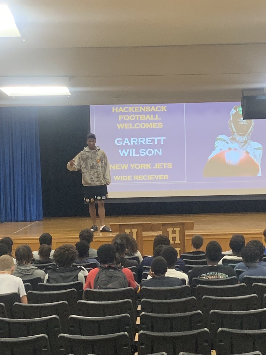 HackensackFoot1's tweet photo. Thank You @GarrettWilson_V &amp; @nyjets @NYJets_Media #CometPride @Coach_Ressler @HackensackAthl1 @GordonScooter @HHSComets Great day for our program https://t.co/L873NNEqAx