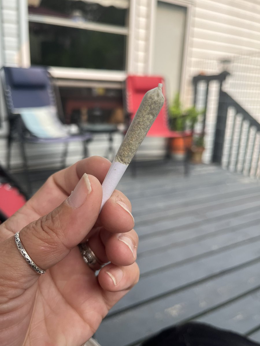 Really liking this company @DycarPharm and this strain. If you haven’t tried them, trust me, you won’t be disappointed. Perfect wake and bake strain 😊👍👍