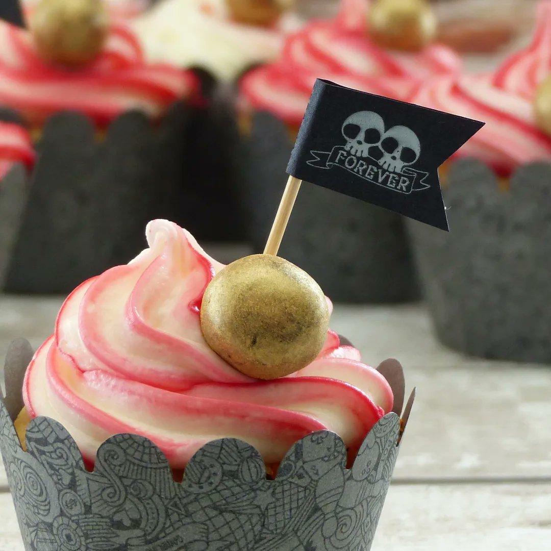 PaperJackdaw's tweet photo. Fun new flags.
Gorgeous white print on black pearl paper
Personalised with your initials
You can choose the skull flag to best represent your partnership 

#alternativewedding 
#gothbride 
#gothicwedding 
#cupcakeflags 
#cakeinspiration https://t.co/i9GsDfdOLq