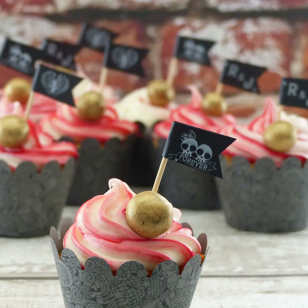 PaperJackdaw's tweet photo. Fun new flags.
Gorgeous white print on black pearl paper
Personalised with your initials
You can choose the skull flag to best represent your partnership 

#alternativewedding 
#gothbride 
#gothicwedding 
#cupcakeflags 
#cakeinspiration https://t.co/i9GsDfdOLq
