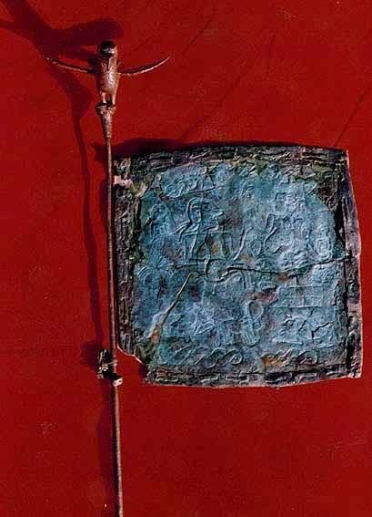 🔰رشتو 
#پرچم_ایران_در_گذر_زمان

<a href="/SamanthaIrani/">Simin 🎗️</a>
<a href="/ViemonX/">VIÆ👑monX🎗️</a>

#مهسا_امینی
#فرزندان_پرچم
پرچم برای ایرانیان همواره نماد بسیار مهمی بوده.
اولین پرچم یافت شده در ایران به عصر برنز، بیش از 4400 سال پیش باز می‌گردد و با نام پرچم شهداد شناخته می‌شود که در آن یک مرد در حالت نشسته
۱