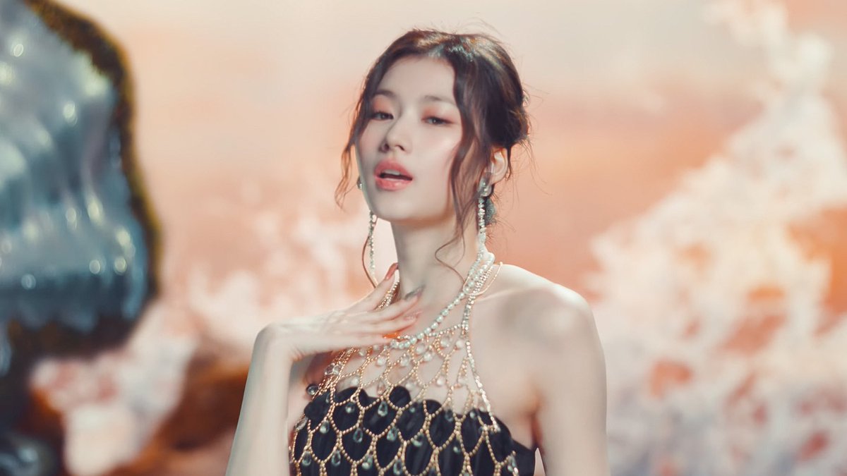 9596x2's tweet photo. #TWICE #트와이스 #SANA #사나 @JYPETWICE https://t.co/20Co1dGXaz