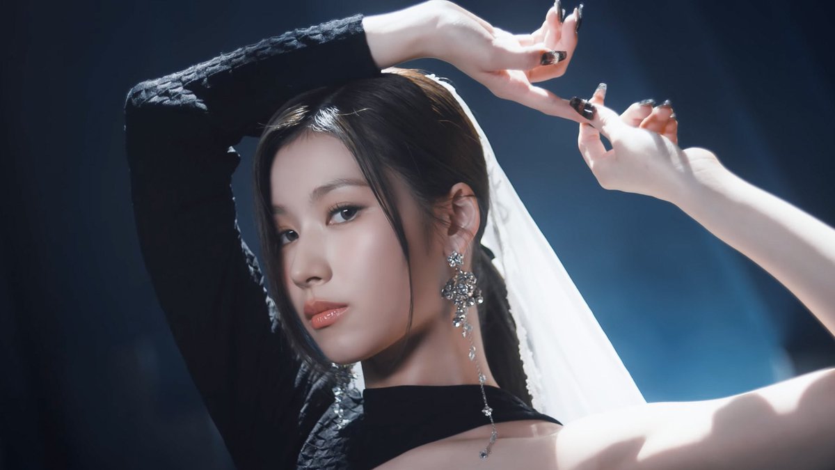 9596x2's tweet photo. #TWICE #트와이스 #SANA #사나 @JYPETWICE https://t.co/20Co1dGXaz