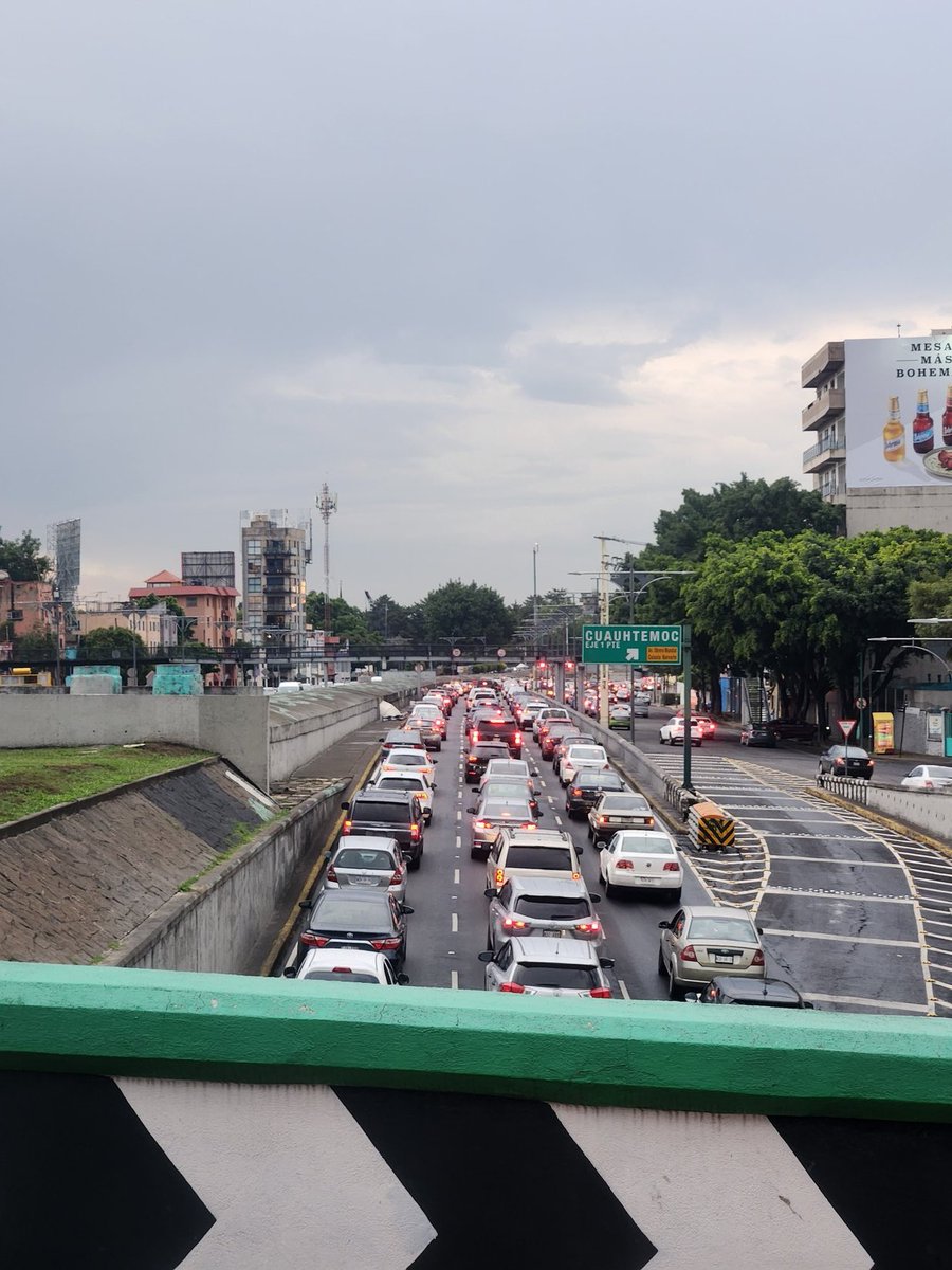 AbbeyKingsley's tweet photo. Mil planas, las bicis no provocan tráfico ni contaminación,  lo provocan los autos, tan es así que en vialidades donde no hay ciclovias igual se quedan atorados https://t.co/nIX5EW0QFj