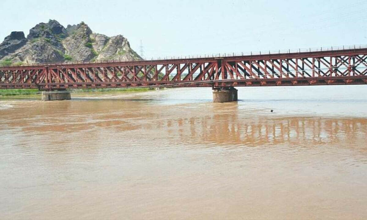QOMINEWS's tweet photo. دریائے ستلج میں شدید سیلاب، 5 اضلاع میں ہائی الرٹ، 17 جولائی تک ملک بھر میں بارشوں کی پیش گوئی، بڑے دریاؤں میں بہاؤ بڑھنے اور شہروں میں سیلاب کا خدشہ، دریائے ستلج میں پانی کے تیز بہاؤ سے قصور کے قریبی دیہات اور کھیت سیلابی پانی میں ڈوب گئے
#Selab #WeatherUpdate #Punjab #Pakistan https://t.co/HsdpxEpFlK