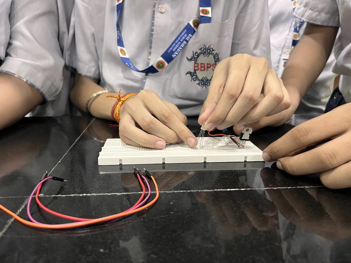 21karki's tweet photo. “There is no innovation and creativity without failure”
Students of VIII block being involved in circuit designing using RGB LEDs during their creativity session of ATL. 

@NITIAayog @cbseindia29 @vividh87 https://t.co/q26OKSAPf0