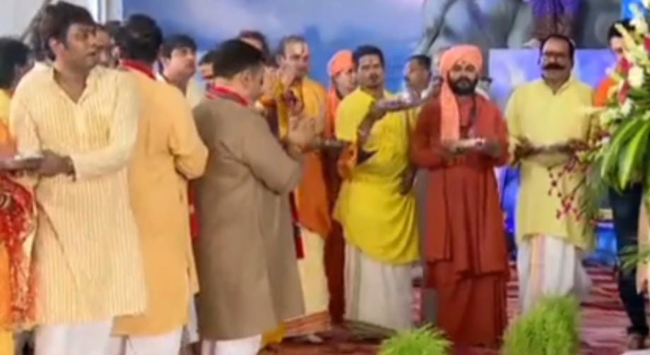 rn_tripathi00's tweet photo. ग्रेटर नोएडा में चल रही श्रीमदभागवत कथा श्रवण कर रसपान कर कथाव्यास परम आदरणीय श्री धीरेन्द्र कृष्ण शास्त्री बागेश्वर धाम सरकार जी का आर्शीवाद प्राप्त कर आरती करते अखिल भारतीय ब्राह्मण महासभा रा के राष्ट्रीय अध्यक्ष पं श्री राजेन्द्र नाथ त्रिपाठी जी https://t.co/jbPvpysgWn