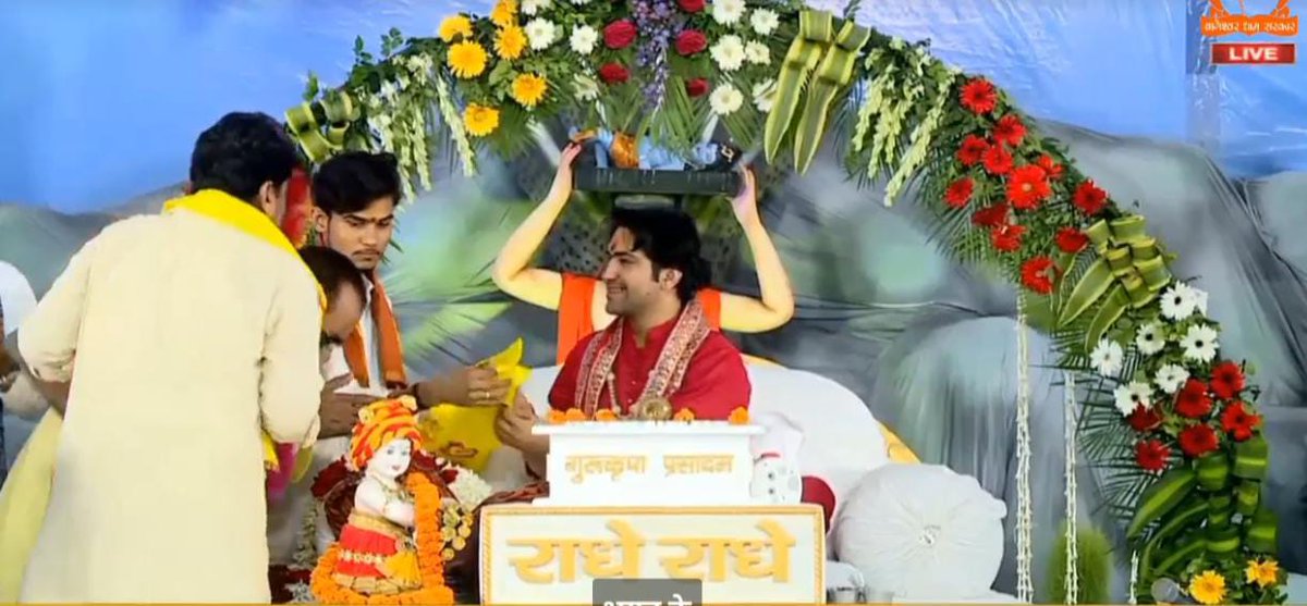 rn_tripathi00's tweet photo. ग्रेटर नोएडा में चल रही श्रीमदभागवत कथा श्रवण कर रसपान कर कथाव्यास परम आदरणीय श्री धीरेन्द्र कृष्ण शास्त्री बागेश्वर धाम सरकार जी का आर्शीवाद प्राप्त कर आरती करते अखिल भारतीय ब्राह्मण महासभा रा के राष्ट्रीय अध्यक्ष पं श्री राजेन्द्र नाथ त्रिपाठी जी https://t.co/jbPvpysgWn