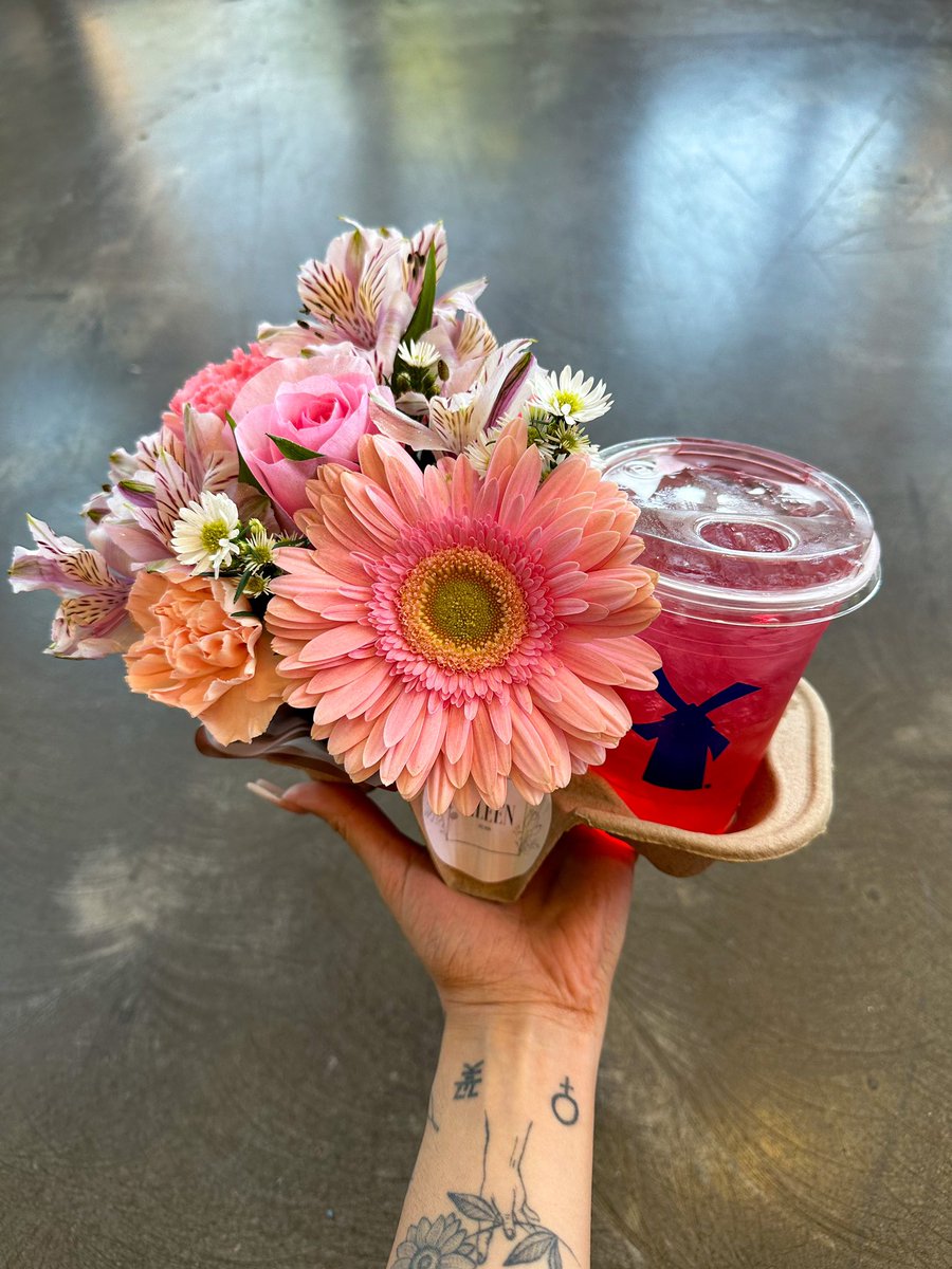 eileensfloral's tweet photo. August 1st is National Gf’s Day 🤭 https://t.co/f7bKgCZdbL