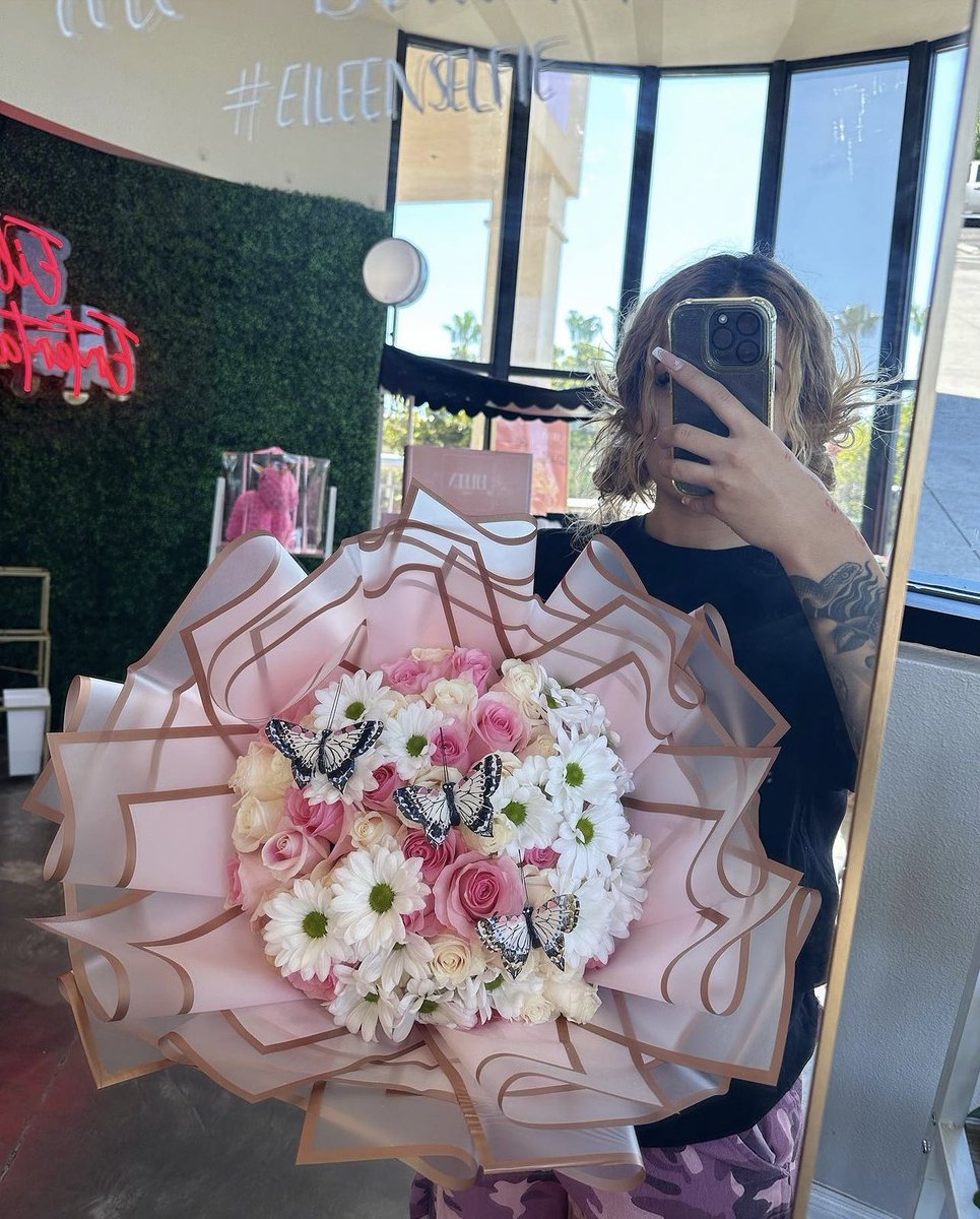 eileensfloral's tweet photo. August 1st is National Gf’s Day 🤭 https://t.co/f7bKgCZdbL