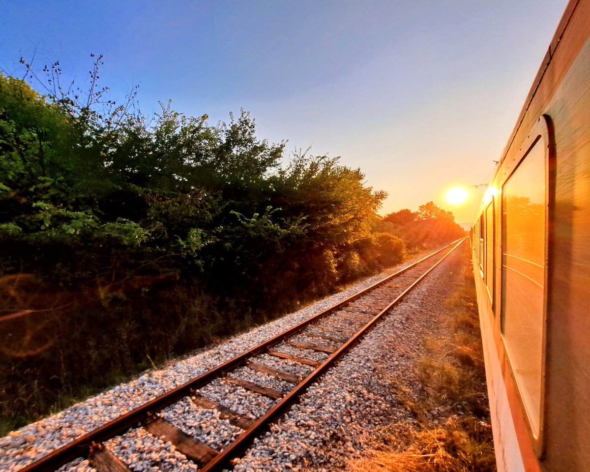 superalbs's tweet photo. A lovely Serbian sunset, including one of the historic Tito 'Blue Train' locomotives!
All enjoyed from the #OptimaExpress sleeping car. 🥰🇷🇸 https://t.co/UNyZQLVftZ