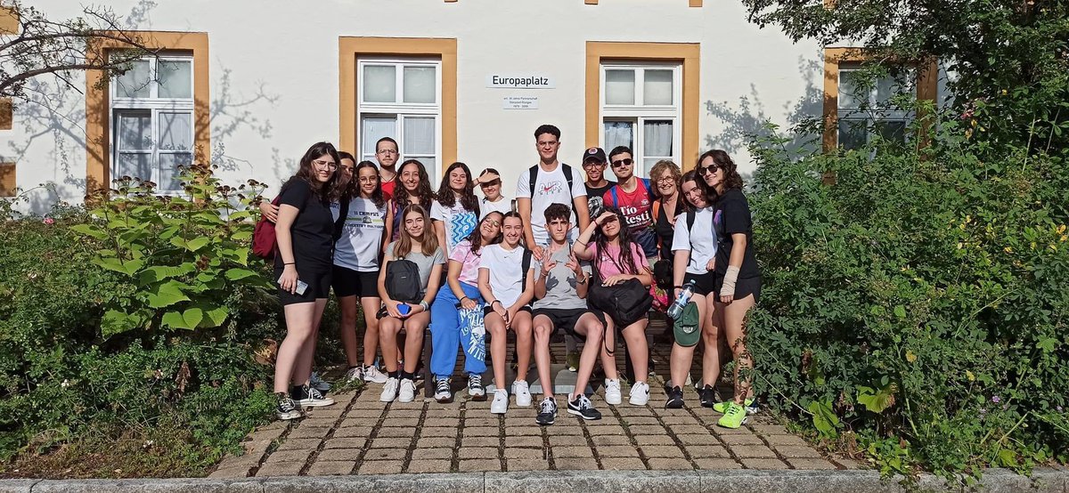 CHCalasparra's tweet photo. Jueves de piraguas y tabletas 💪😂 Por la mañana, hemos hecho piragüismo en el Leuter, una actividad divertida y refrescante ❤ 
Por la tarde seguimos trabajando en la página web 💪
Proyecto cofinanciado por el programa Erasmus+ de la Unión Europea 🇪🇺 https://t.co/iKoAH907W0