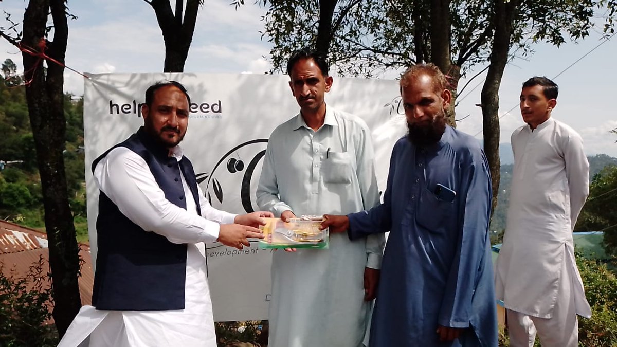 HelpInNeed_PK's tweet photo. #HELPINNEED launched an #OlivePlantation project in Chirala, Dhirkot 25,000 saplings provided to local farmers, promoting olive production &amp; financial empowerment. Grafting sessions &amp; toolkits distributed to enhance fruit quality. Together, we're cultivating a sustainable future! https://t.co/3Mi3hVZm9K
