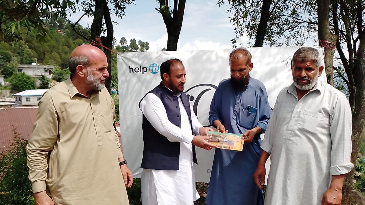 HelpInNeed_PK's tweet photo. #HELPINNEED launched an #OlivePlantation project in Chirala, Dhirkot 25,000 saplings provided to local farmers, promoting olive production &amp; financial empowerment. Grafting sessions &amp; toolkits distributed to enhance fruit quality. Together, we're cultivating a sustainable future! https://t.co/3Mi3hVZm9K
