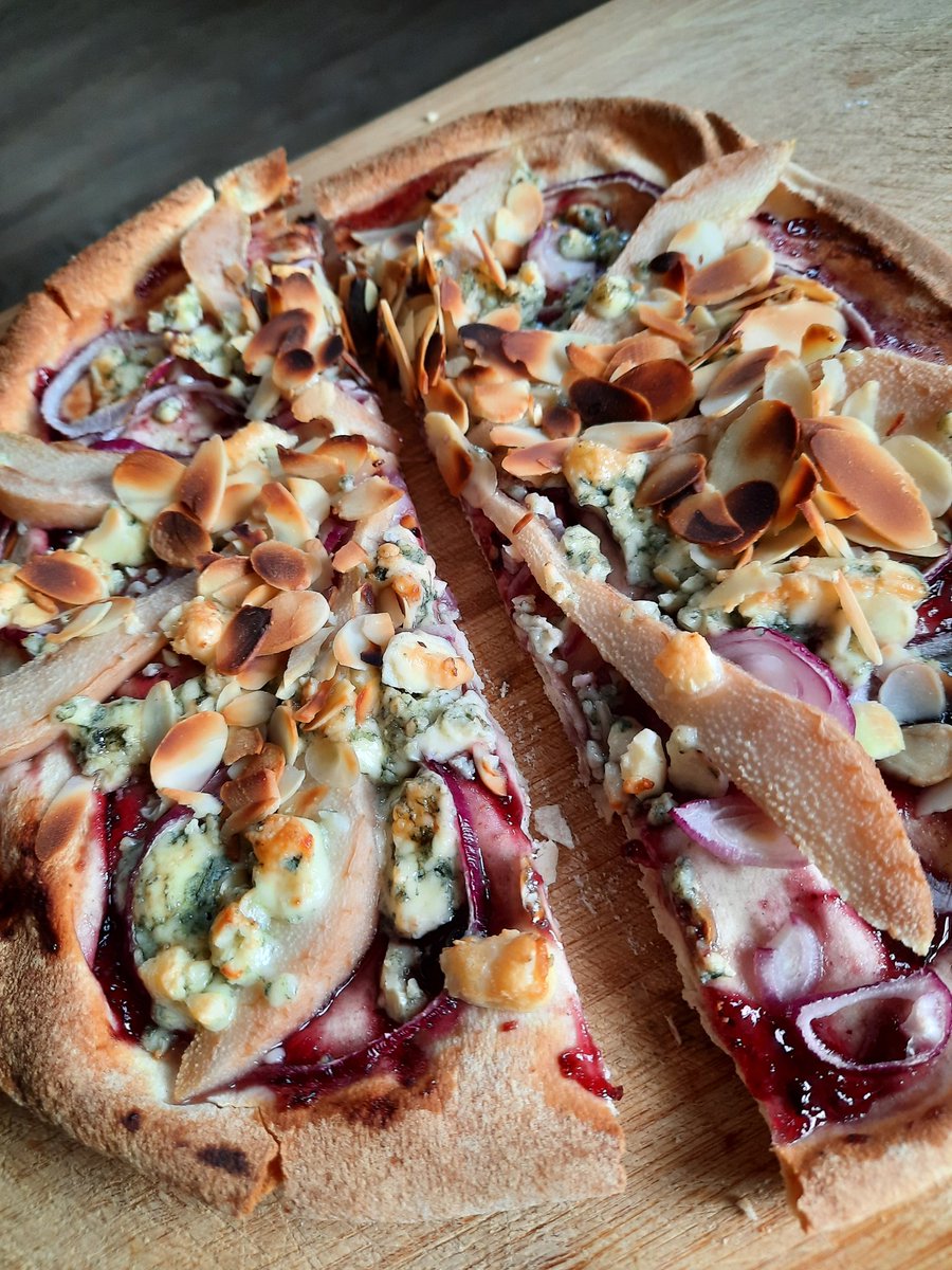 Libanees platbrood met bosvruchten jam, rode ui, peer, danabue en amandel schaafsel. Jummie 😋