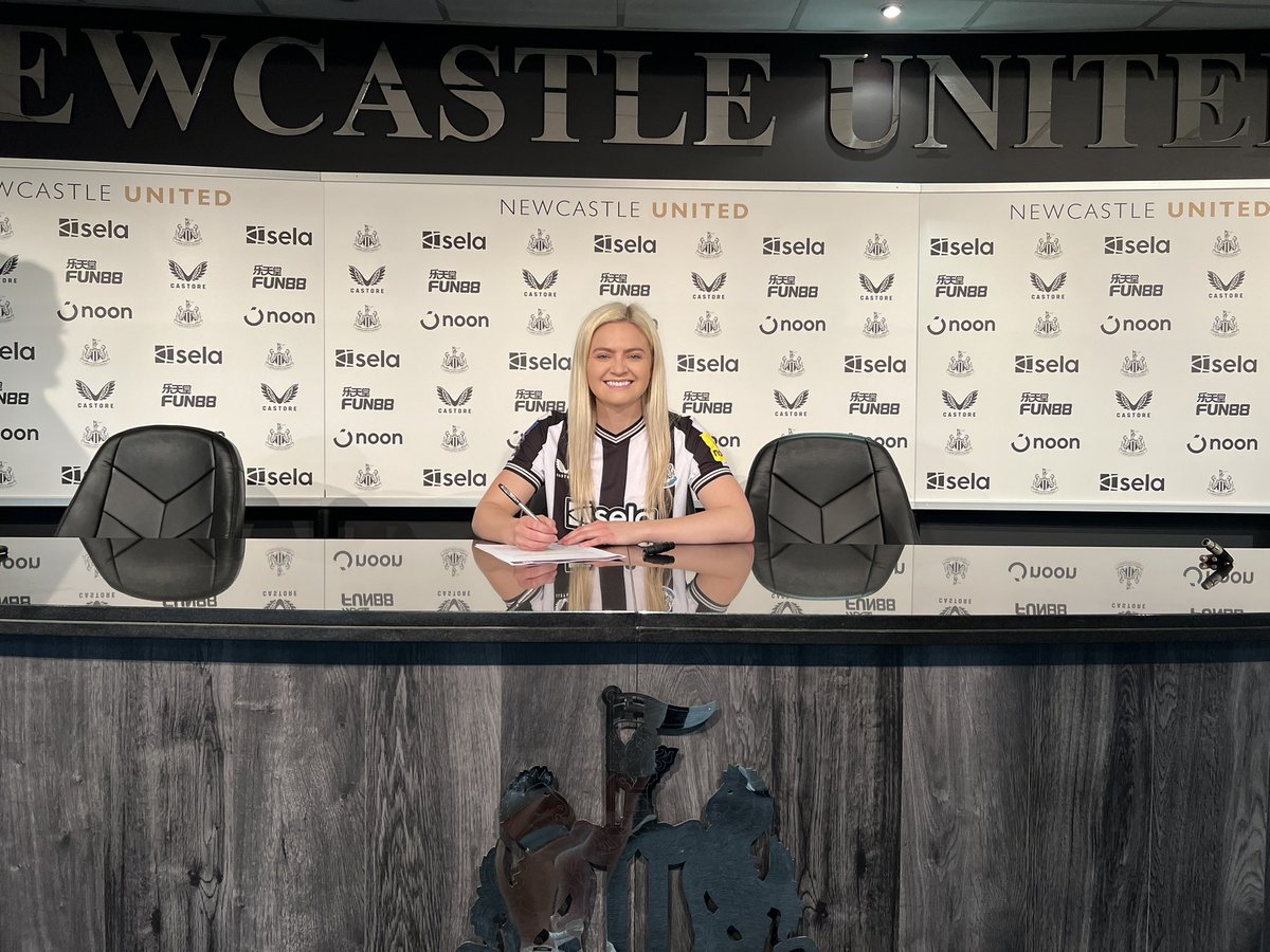 Tylerldodds's tweet photo. Over the moon to have signed a professional contract with @NUFCWomen ✍️ 

Can’t wait to get started and wear the colours I’ve always wanted to 🖤🤍

HOWAY THE LASSES 🎤 https://t.co/QyARRB14dp