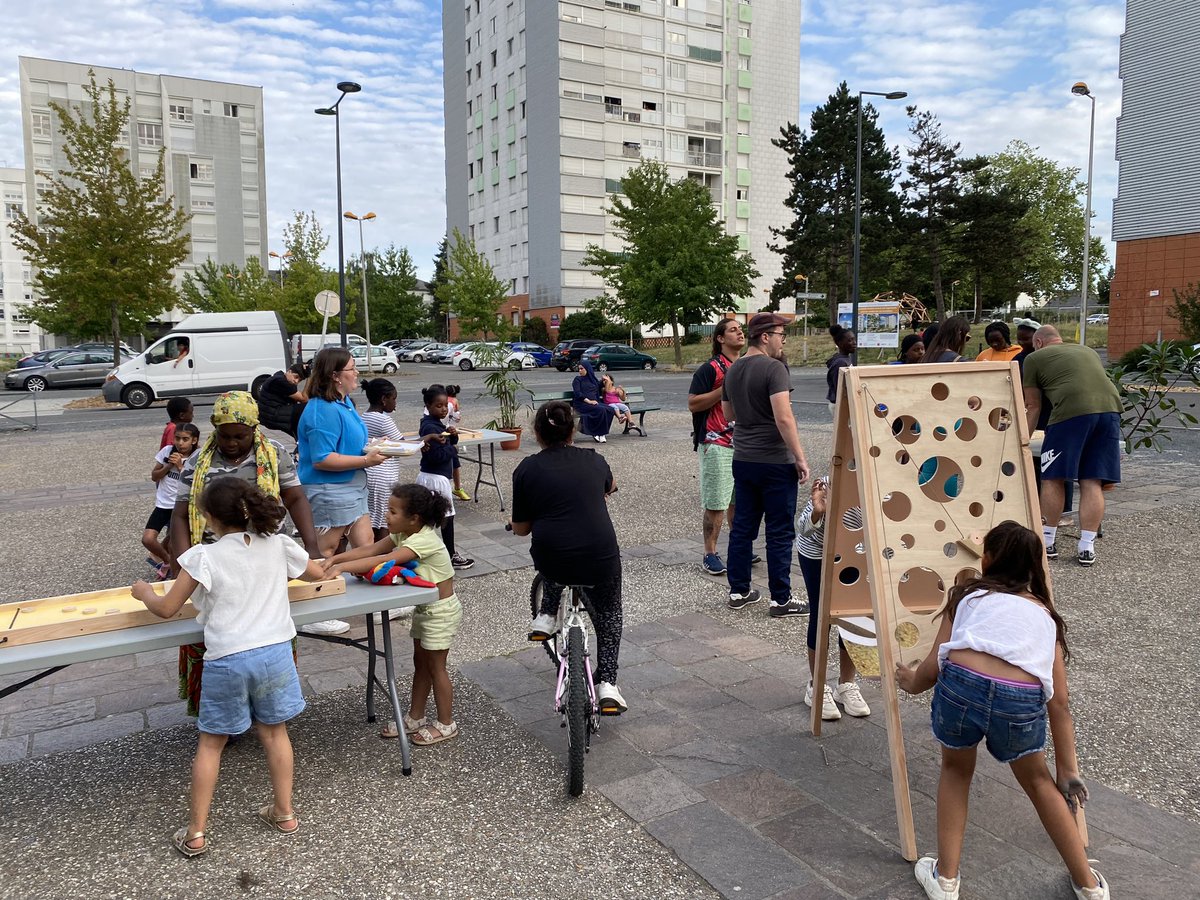 FlorianBercault's tweet photo. C’est l’été à St Nicolas dans une ambiance conviviale et familiale ! ☀️🎼
Au programme: concert, jeux, barbecue, animations numériques. 
Bravo aux équipes de la Maison de quartier pour l’organisation. 
#etefantastique https://t.co/hGnWY2cwV7