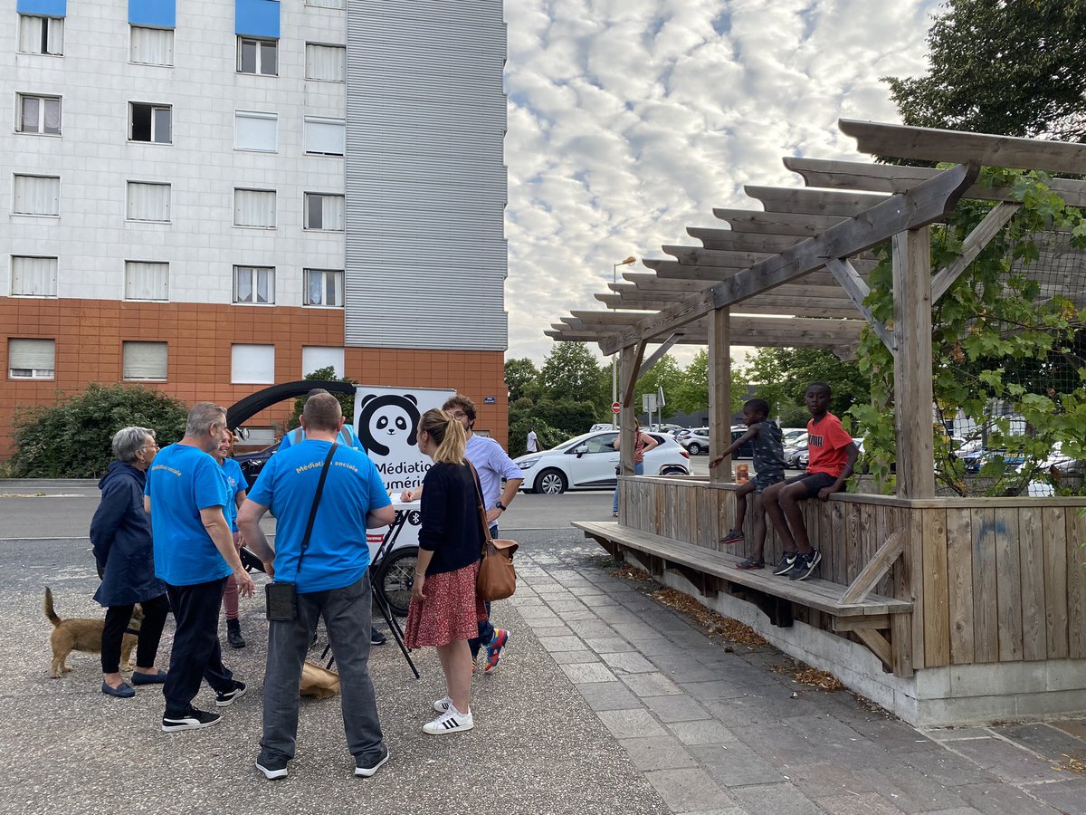 FlorianBercault's tweet photo. C’est l’été à St Nicolas dans une ambiance conviviale et familiale ! ☀️🎼
Au programme: concert, jeux, barbecue, animations numériques. 
Bravo aux équipes de la Maison de quartier pour l’organisation. 
#etefantastique https://t.co/hGnWY2cwV7