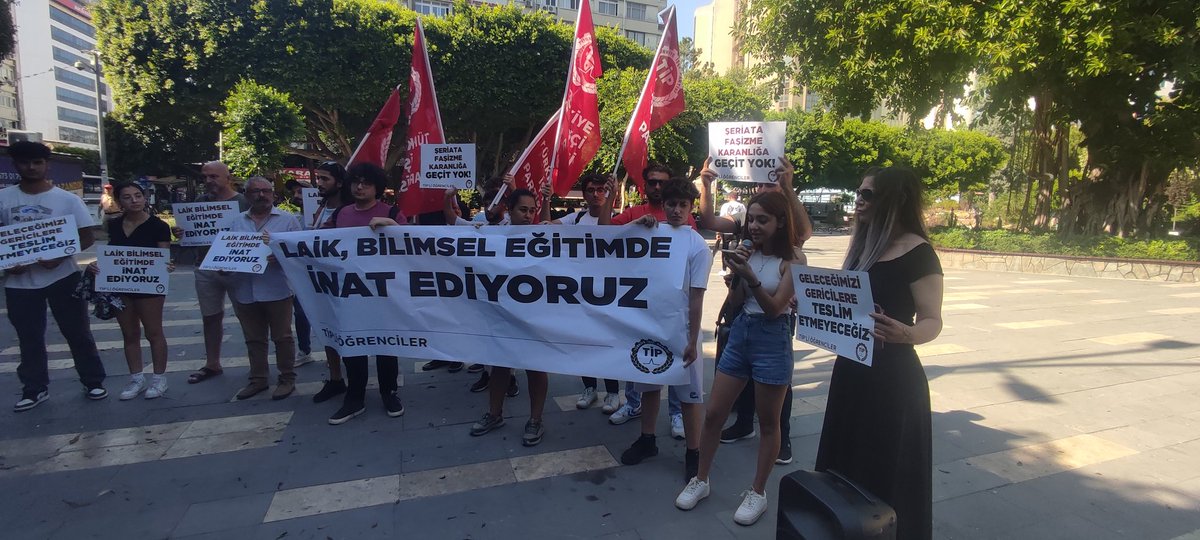 Adana'dan saraya sesleniyoruz!
Yusuf Tekin'i Milli Eğitim Bakanı diye atayan saray ve şeriatçı dostları kız çocuklarının okula gidemediği bir Türkiye'nin hayalini kuruyorlar.
TİP'li öğrenciler laikliğin ve özgürce bir yaşamın kırmızı çizgisidir, kimse bu çizginin ötesine geçemez!
