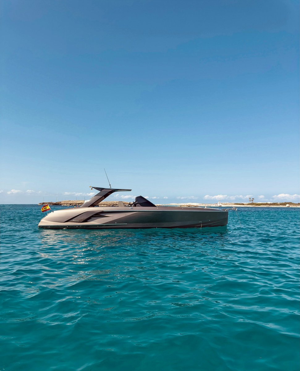 Frauscherboats's tweet photo. A fan of daily and overnight trips? ➡️ Choose the Frauscher 1414 Demon Air. ✨ https://t.co/mhgkvLXoyo 
•
•
#boats #frauscherboats #engineersofemotinos #boatlife https://t.co/h0Bigi2G7t