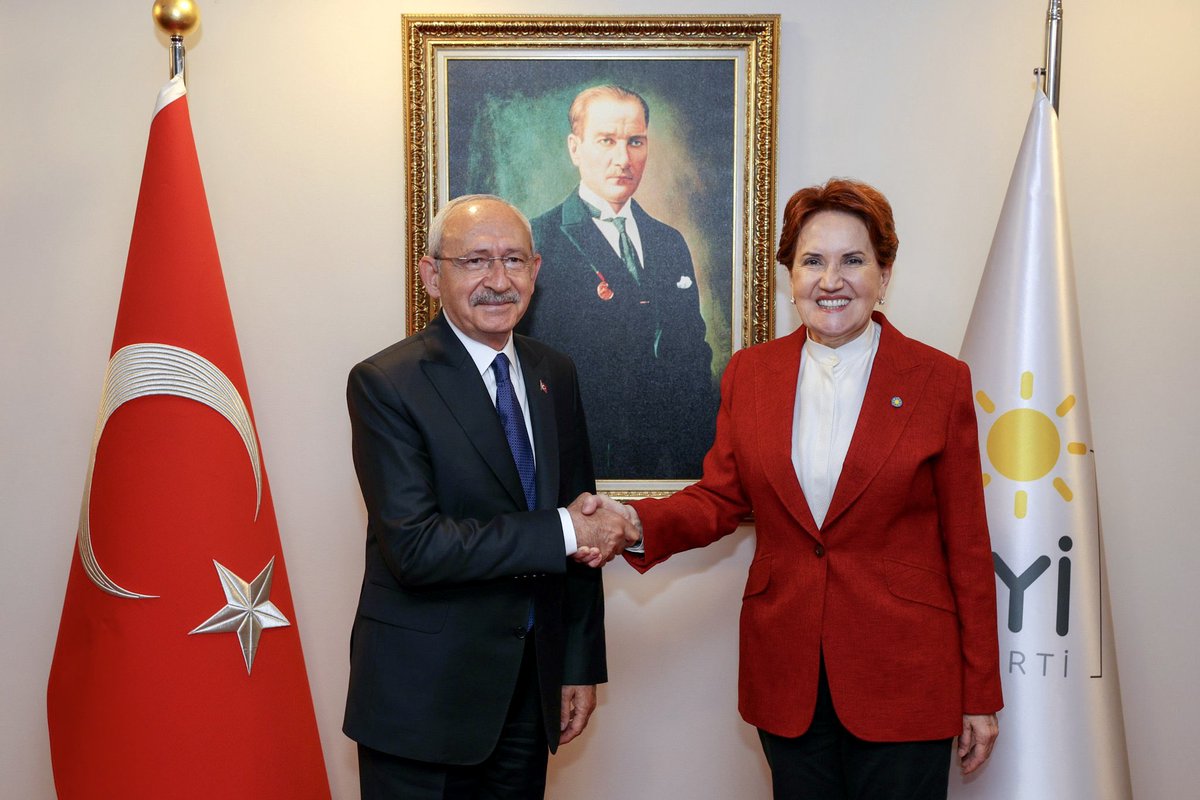 hasanxkoc's tweet photo. 1. Fotoğrafı “Hiç boşa anlatma! Herşey ortada. İnadına yenildik.”

2. Fotoğrafı ise “Yolun açık olsun. Bize bir Kemal yeter. O da Mustafa Kemal!” diye görüyorum. https://t.co/dd85JADjMK
