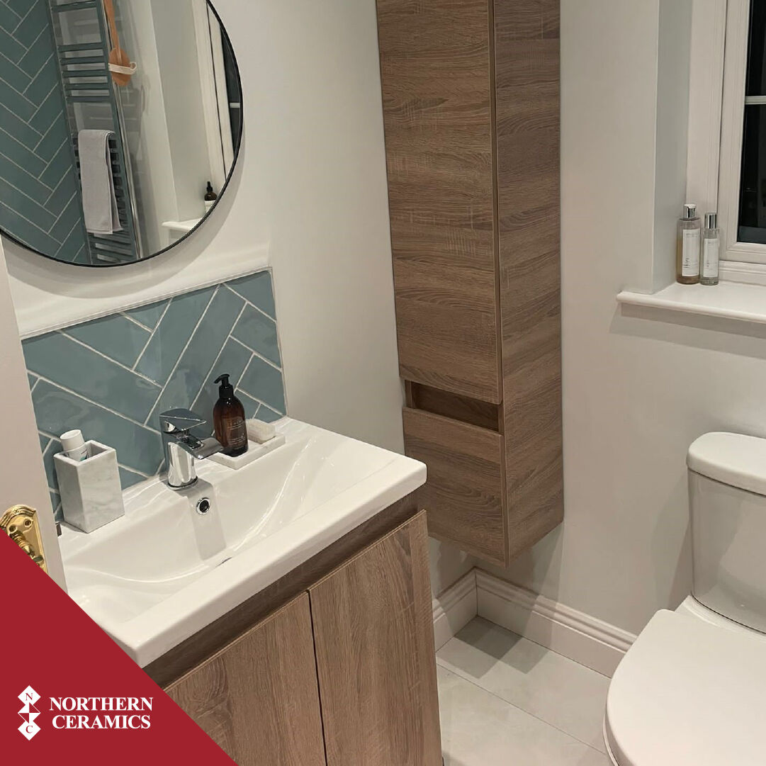 ceram98's tweet photo. A beautifully finished customer bathroom! 💎🛁

The herringbone design adds a touch of sophistication and visual interest while the soothing aqua color evokes a sense of tranquility and relaxation. 💙💧 https://t.co/mCWqN2ysGb