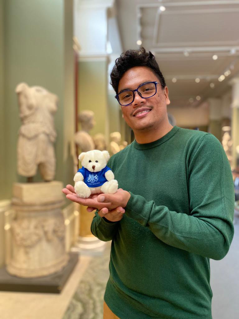 CheveningFCDO's tweet photo. When our current cohort of #Chevening Scholars arrived in the UK nearly a year ago, we challenged them to take part in a treasure hunt! 

Since then, they've come face to face with some amazing landmarks!

Here are some of our favourite scholar snaps! 💙
https://t.co/YWVjUI55sb https://t.co/N9TwmTZhmA