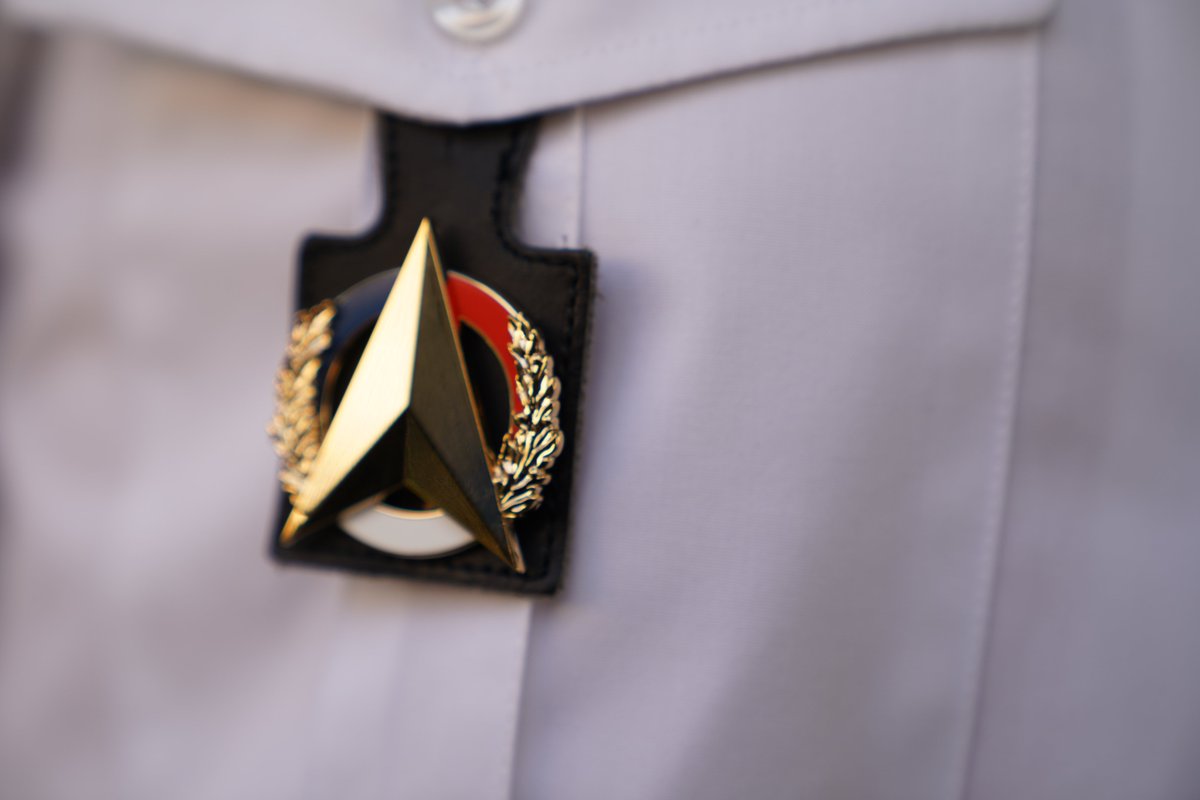 DG_Armement's tweet photo. #TRADITIONS 🇫🇷| Hier, j'ai remis aux personnels @DGA  défilant le #14juillet le nouvel insigne de l'institution qu'ils porteront à l'uniforme demain avec #honneur et #fierté ! ⤵️ https://t.co/8ig8isN3n0