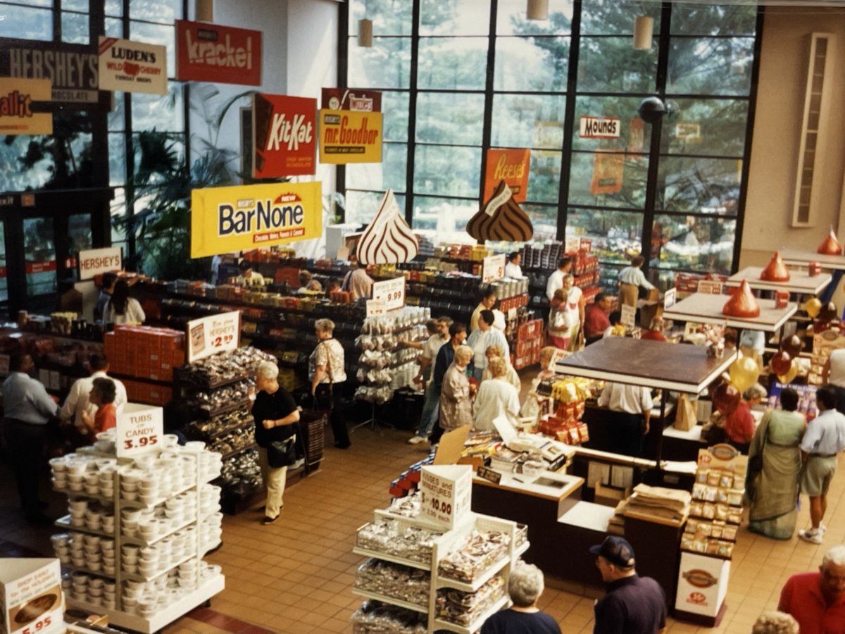 Hershey's Chocolate World tweet media