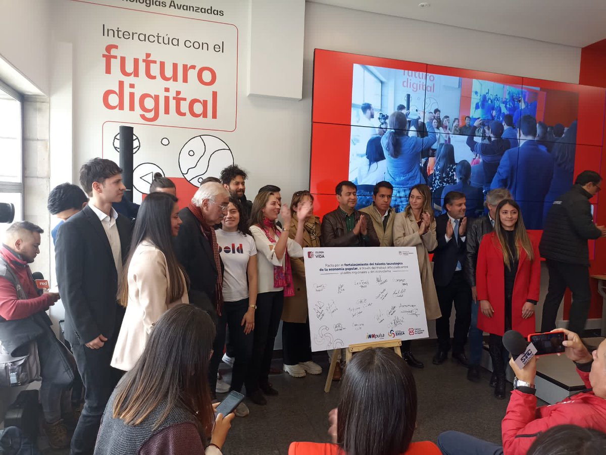 Nuestra socia <a href="/mcarolinatrujil/">Abogada Informática</a> firma en representación de <a href="/TechandLawCo/">Tech & Law Colombia</a> pacto para fortalecimiento del talento tecnológico de la economía popular, en lanzamiento del Centro de Experiencia y Aprendizaje Digital en #cazucá de <a href="/camaracomerbog/">Cámara de Comercio de Bogotá</a> #SoyEmpresario #AprendeDigital