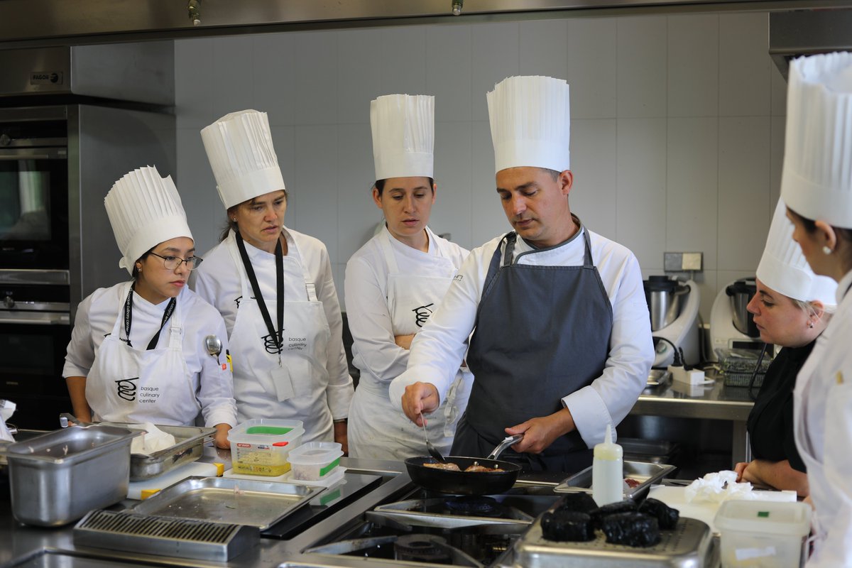 bculinary's tweet image. 🔥 Cocina vasca, de la tradición a la vanguardia - Los/as profesionales han tenido la oportunidad de conocer y aplicar las técnicas clásicas y modernas de la cocina vasca #CursosBCC #mybculinary