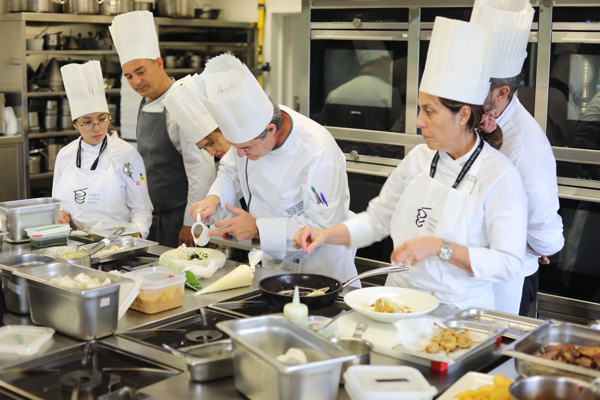 bculinary's tweet image. 🔥 Cocina vasca, de la tradición a la vanguardia - Los/as profesionales han tenido la oportunidad de conocer y aplicar las técnicas clásicas y modernas de la cocina vasca #CursosBCC #mybculinary