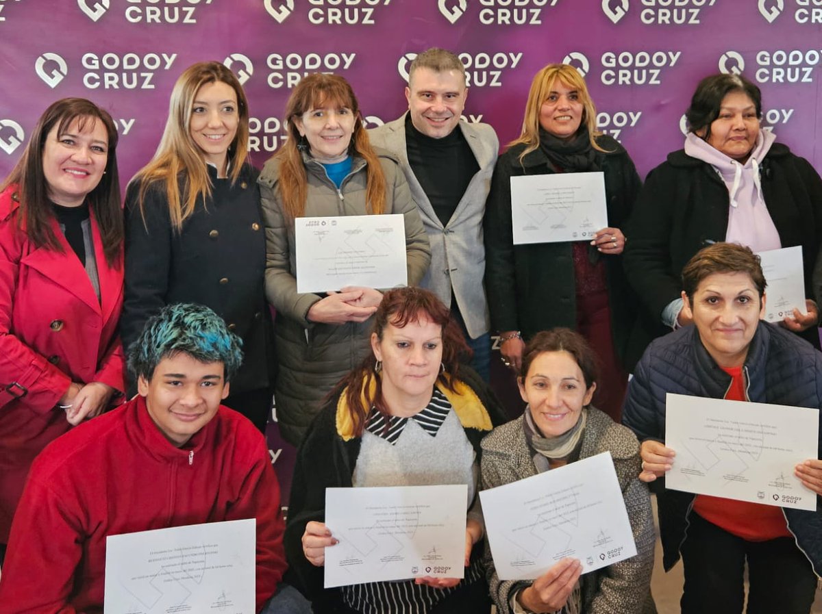 diegocostarelli's tweet photo. ¡Hoy es un día muy especial! 
Más de 100 estudiantes de Godoy Cruz que se capacitaron en los talleres de oficios del Centro de Formación Sarmiento recibieron su certificación. Ahora cuentan con habilidades y respaldo académico para obtener empleos de calidad. 👇 https://t.co/HAkZdwDIk5