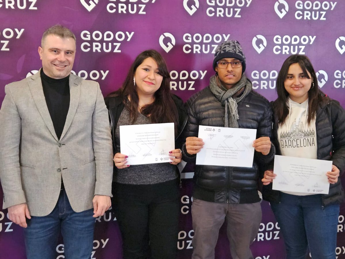 diegocostarelli's tweet photo. ¡Hoy es un día muy especial! 
Más de 100 estudiantes de Godoy Cruz que se capacitaron en los talleres de oficios del Centro de Formación Sarmiento recibieron su certificación. Ahora cuentan con habilidades y respaldo académico para obtener empleos de calidad. 👇 https://t.co/HAkZdwDIk5
